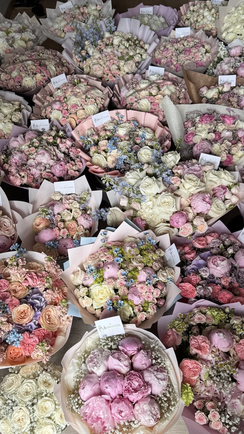 Stora rosbuketter i vitt och pastell till bröllop — Midosflowers Stora rosbuketter i vitt och pastell förberedda för bröllop hos Midosflowers i Malmö