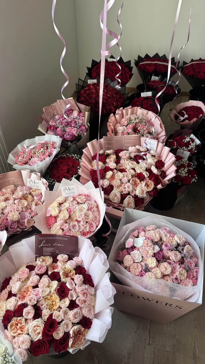 Blandade buketter med röda och rosa rosor — Midosflowers, Malmö Blandade handbundna buketter med röda och rosa rosor inslagna i rosa och svart papper hos Midosflowers