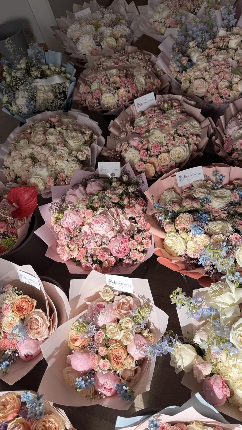 Pastellbuketter med rosor och anthurium — Midosflowers, Malmö Pastellbuketter med rosor, anthurium och blå småblommor i Midosflowers blomsterateljé i Malmö